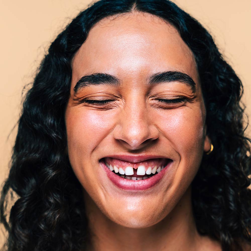 Eine Frau mit Diastema